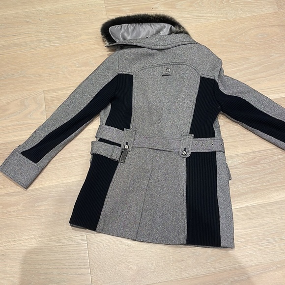 Wool Trench coat with removal fur collar - Picture 10 of 14